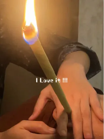 Sampul video Instagram: lilin telinga menyala dalam sesi ear candling